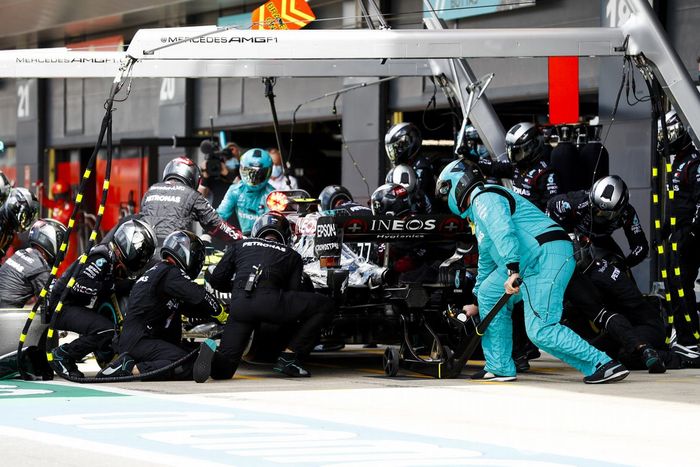Valtteri Bottas, Mercedes F1 W11, pit stop