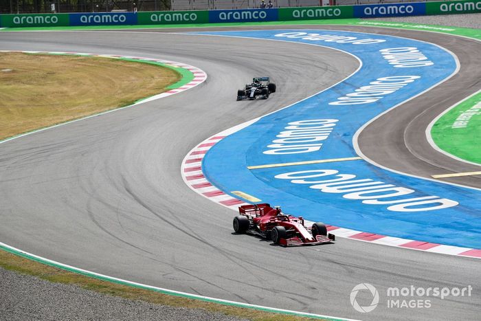 Charles Leclerc, Ferrari SF1000, y Valtteri Bottas, Mercedes F1 W11 EQ Performance