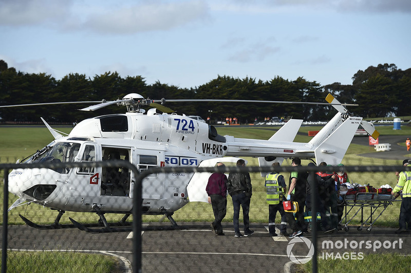 Cal Crutchlow, Team LCR Honda, auf dem Weg in den Rettungshubschrauber