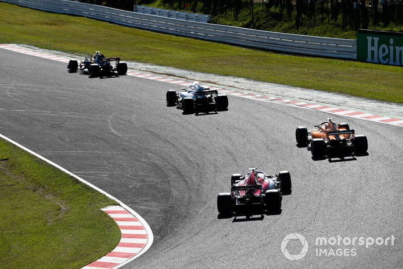 Nico Hulkenberg, Renault Sport F1 Team R.S. 18, leads Sergey Sirotkin, Williams FW41, Stoffel Vandoorne, McLaren MCL33, and Marcus Ericsson, Sauber C37