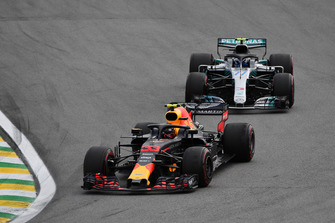 Max Verstappen, Red Bull Racing RB14 en Valtteri Bottas, Mercedes-AMG F1 W09