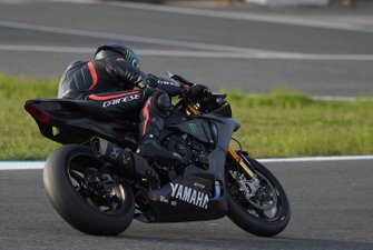 Lewis Hamilton prova la Yamaha Superbike