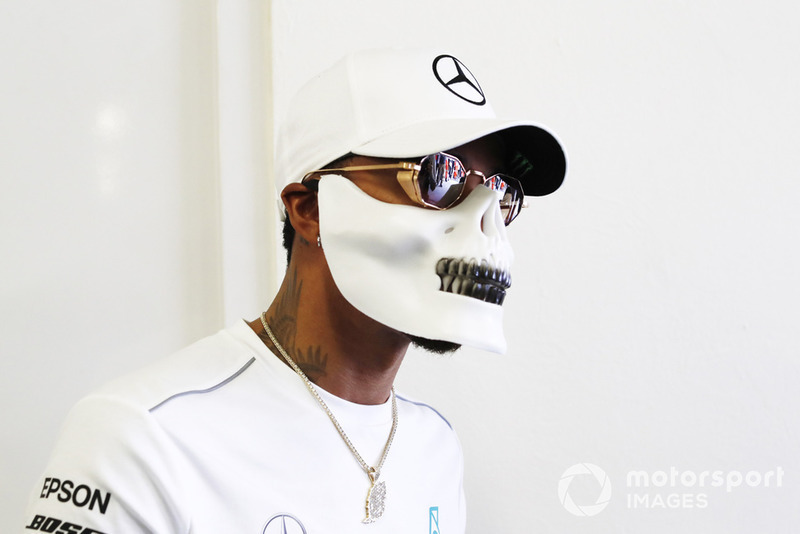 Lewis Hamilton, Mercedes AMG F1, usa una máscara de calavera durante una firma de autógrafos