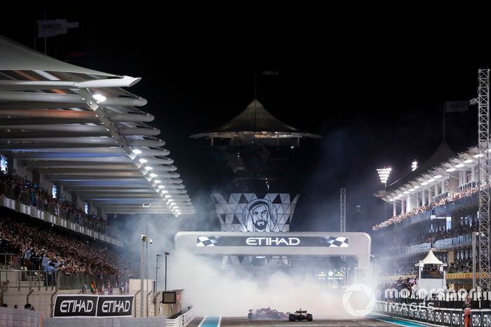 Lewis Hamilton, Mercedes-AMG F1 W09, Sebastian Vettel, Ferrari SF71H y Fernando Alonso, McLaren MCL33 hacen donuts al final