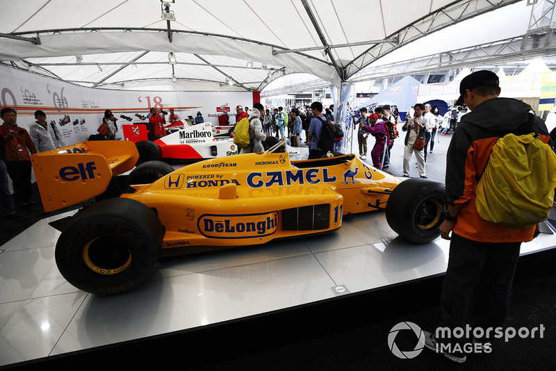 Des fans admirent une exposition de Lotus, McLaren et BAR motorisées par Honda