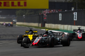 Kevin Magnussen, Haas F1 Team VF-18, devant Nico Hulkenberg, Renault Sport F1 Team R.S. 18, et Romain Grosjean, Haas F1 Team VF-18