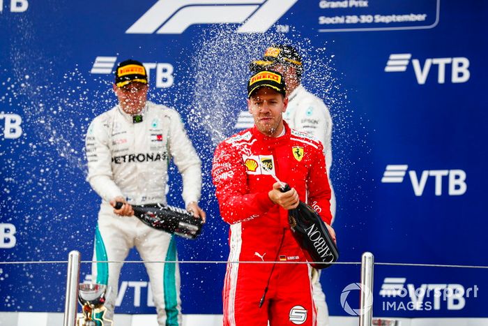 Curiosamente Vettel, que fue tercero y pierde casi todas sus opciones de mundial, parecía el más eufórico en el podio