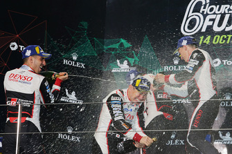 Podyum LMP1: Yarış galibi Mike Conway, Kamui Kobayashi, Jose Maria Lopez, Toyota Gazoo Racing