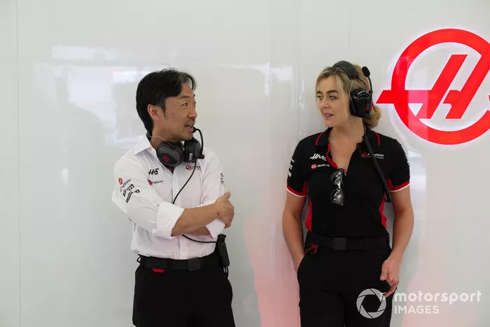 Ayao Komatsu, director del equipo Haas F1 Team, habla con un miembro del equipo.