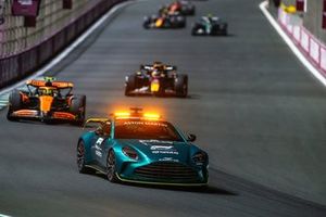 El Coche de Seguridad Lando Norris, McLaren MCL38, Max Verstappen, Red Bull Racing RB20, Lewis Hamilton, Mercedes F1 W15