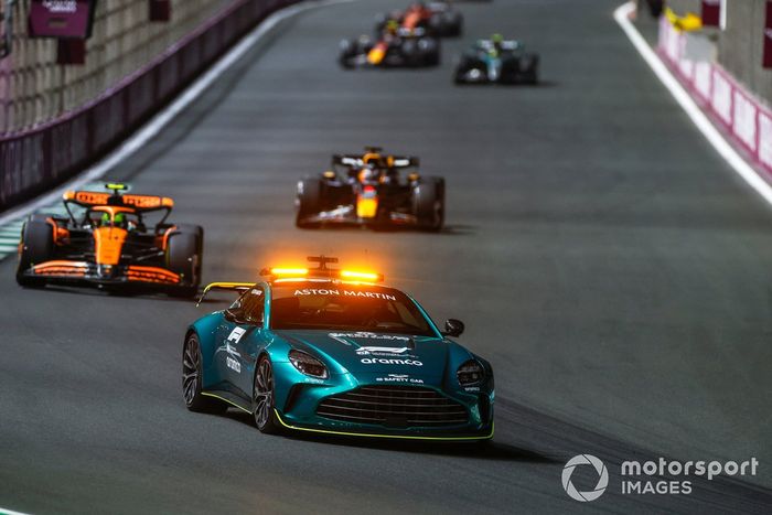 El Coche de Seguridad Lando Norris, McLaren MCL38, Max Verstappen, Red Bull Racing RB20, Lewis Hamilton, Mercedes F1 W15