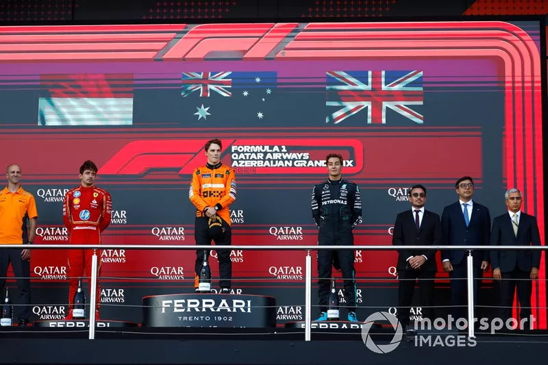 Charles Leclerc, Scuderia Ferrari, 2ème position, Oscar Piastri, McLaren F1 Team, 1ère position, George Russell, Mercedes-AMG F1 Team, 3ème position, sur le podium