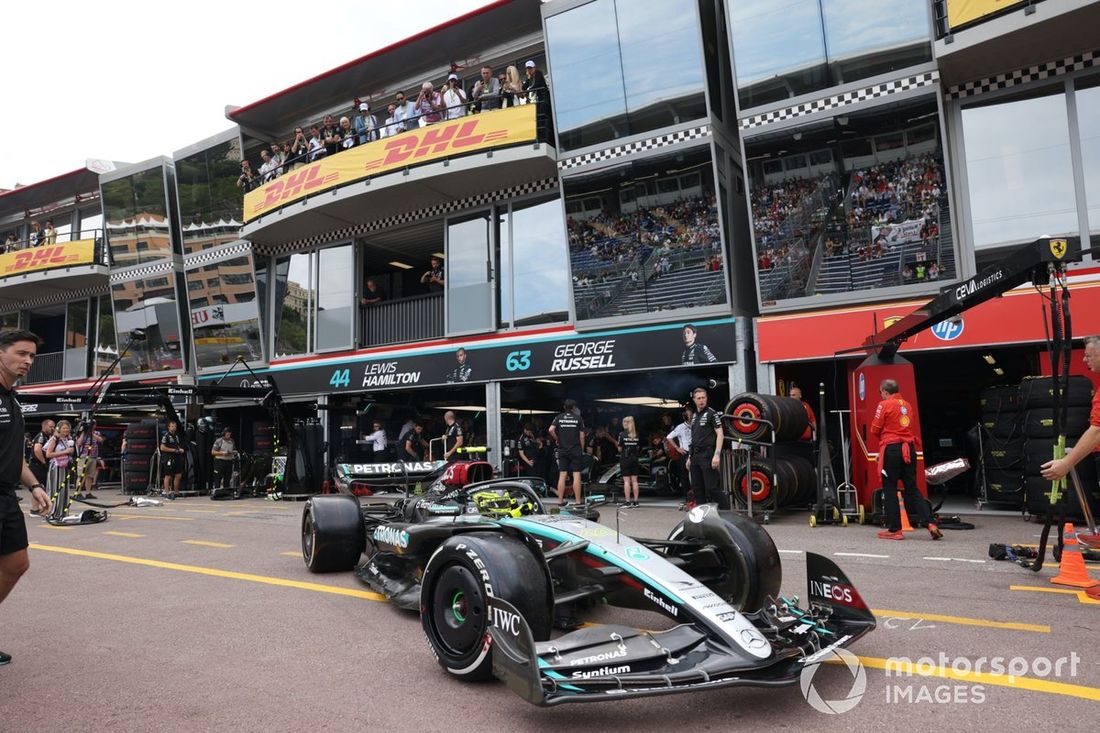 Lewis Hamilton, Mercedes F1 W15, sale del garaje