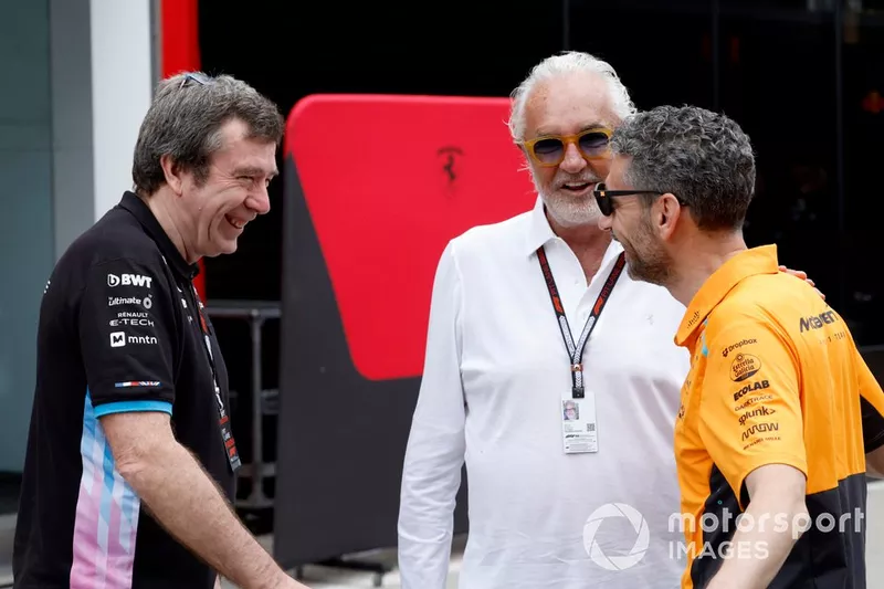 Bruno Famin, Takım Müdürü, Alpine F1 Takımı, Flavio Briatore, Yönetici Danışmanı, Alpine F1 ve Andrea Stella, Takım Müdürü, McLaren F1 Takımı