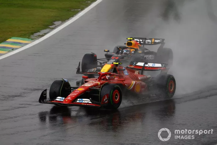 Carlos Sainz, Ferrari SF-24, lucha con Sergio Pérez, Red Bull Racing RB20 