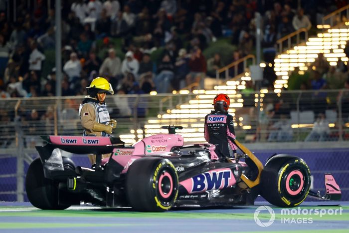 Esteban Ocon, Alpine F1 Team, sale de su coche dañado tras un accidente en la primera vuelta