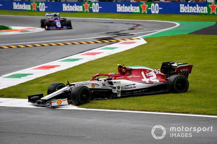 Pierre Gasly, Toro Rosso STR14, se acerca mientras Antonio Giovinazzi, Alfa Romeo Racing C38, se recupera de un giro