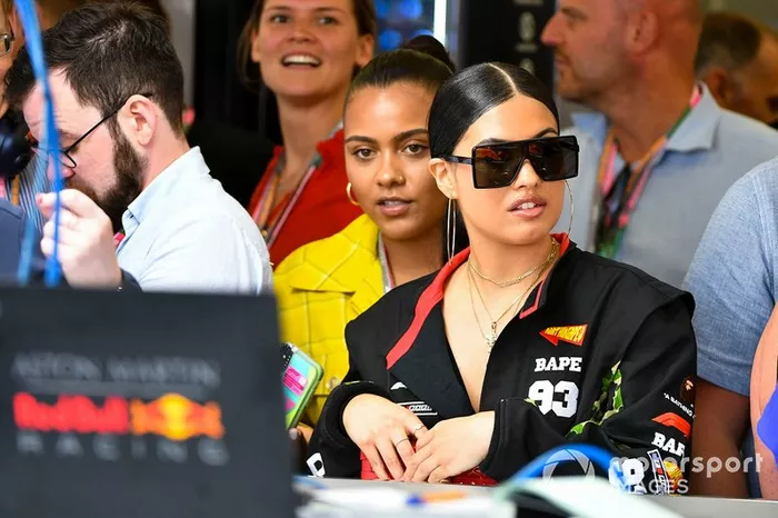 La cantante y compositora Mabel en el garaje de Red Bull durante la sesión de clasificación