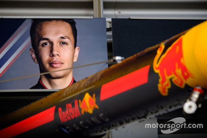 Cartel de Alex Albon, Red Bull Racing, en su nuevo box