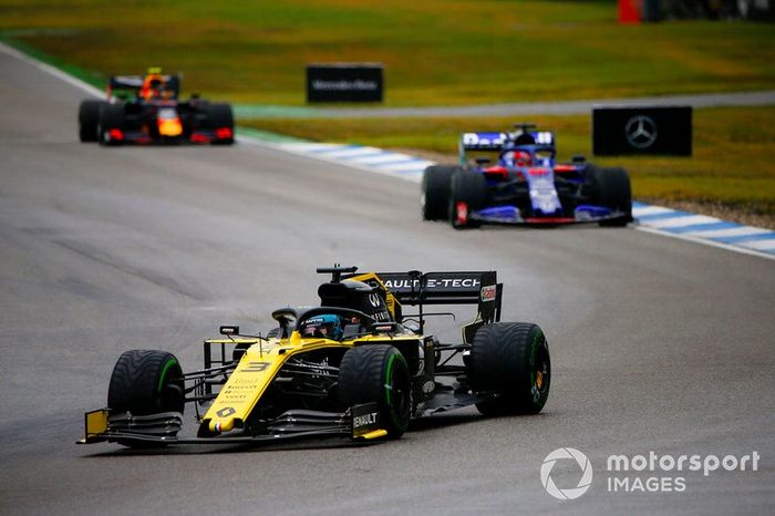 Daniel Ricciardo, Renault F1 Team R.S.19, al frente de Daniil Kvyat, Toro Rosso STR14, y Pierre Gasly, Red Bull Racing RB15