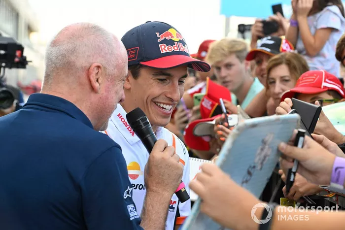 Marc Márquez, del equipo Repsol Honda, con los aficionados