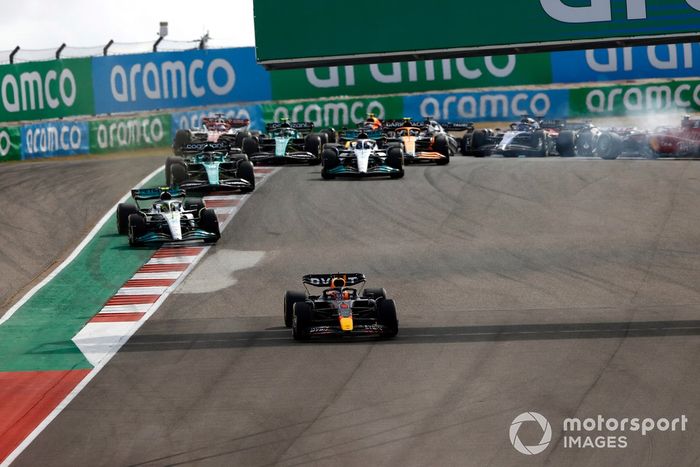 Max Verstappen, Red Bull Racing RB18, Lewis Hamilton, Mercedes W13, Lance Stroll, Aston Martin AMR22, George Russell, Mercedes W13, el resto de la parrilla mientras Carlos Sainz, Ferrari F1-75, hace un trompo en la primera vuelta
