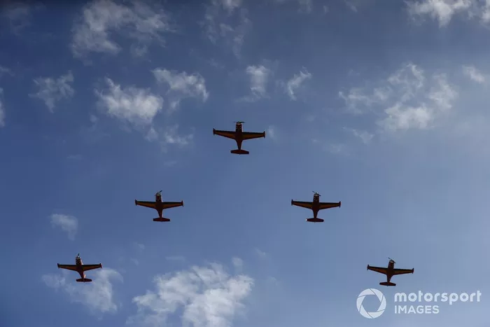 Los Diablos Rojos del Componente Aéreo Belga actúan para el público en sus SIAI Marchetti SF260