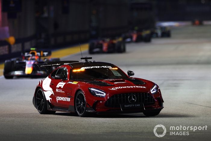 El Safety Car y Sergio Pérez, Red Bull Racing RB18