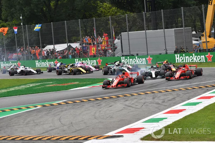 Kimi Raikkonen, Ferrari SF71H lidera Sebastian Vettel, Ferrari SF71H y Lewis Hamilton, Mercedes AMG F1 W09 al comienzo de la carrera