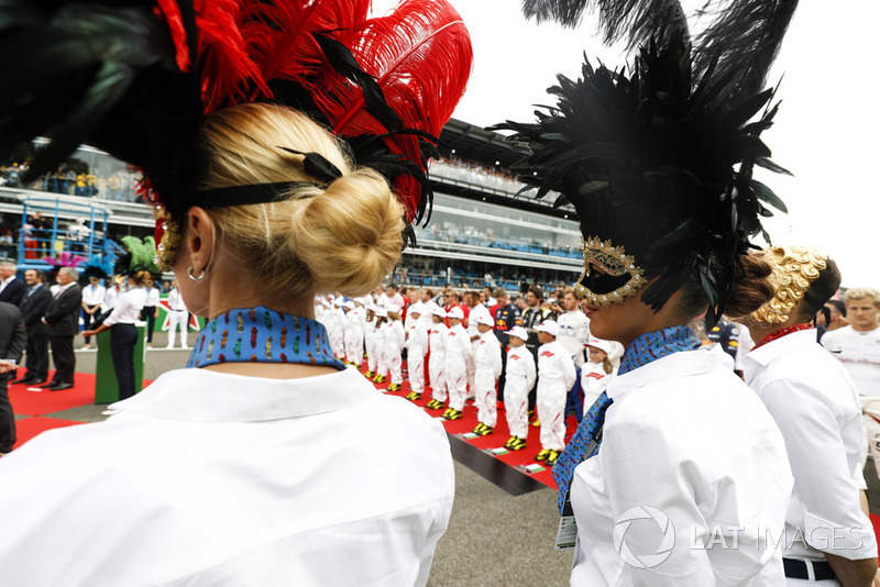 Chicos de la parrilla y otras personas en la parrilla del GP de Italia