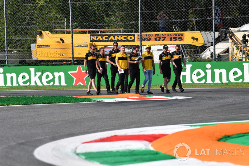 Carlos Sainz Jr., Renault Sport F1 Team ispeziona il circuito