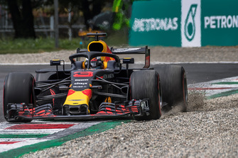 Daniel Ricciardo, Red Bull Racing RB14 envoie du gravier dans les airs
