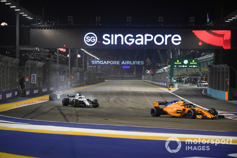 Stoffel Vandoorne, McLaren MCL33, Lance Stroll, Williams FW41 y Sergey Sirotkin, Williams FW41