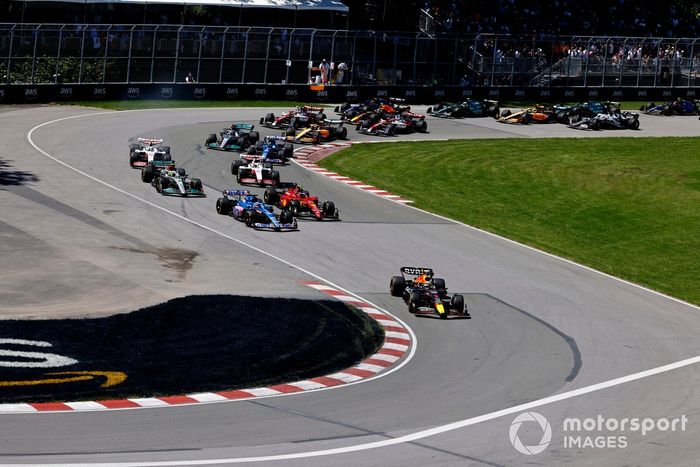 Max Verstappen, Red Bull Racing RB18, Fernando Alonso, Alpine A522, Carlos Sainz, Ferrari F1-75, Lewis Hamilton, Mercedes W13, el resto en la salida