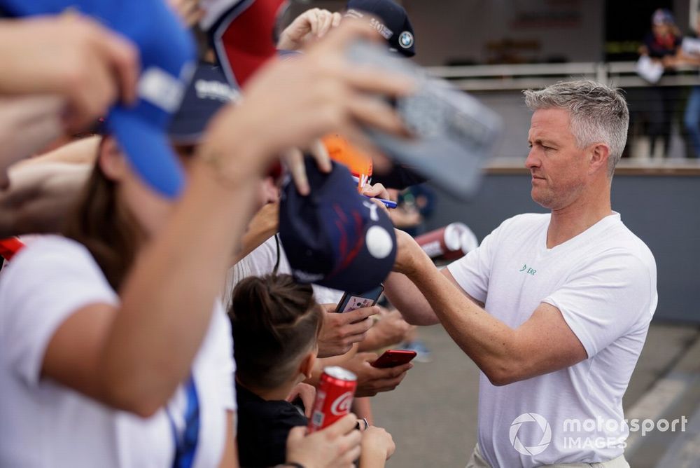 Ralf Schumacher firma autógrafos a los aficionados