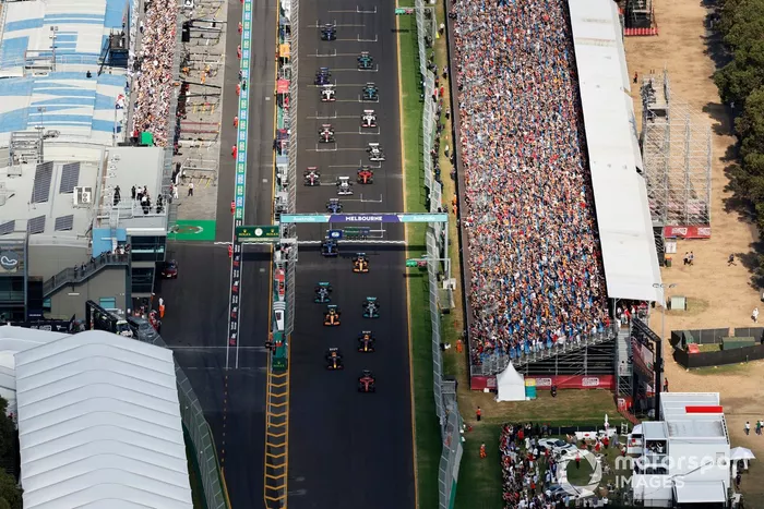 Charles Leclerc, Ferrari F1-75, Max Verstappen, Red Bull Racing RB18, y el resto de la parrilla al inicio