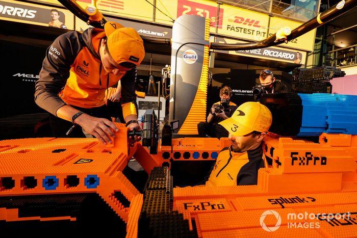 Daniel Ricciardo, McLaren, Lando Norris, McLaren, con un coche de Lego