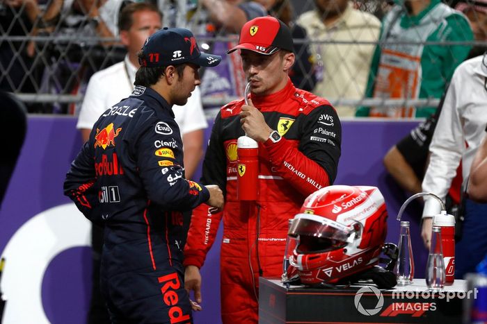 Ganador de la pole, Sergio Pérez, de Red Bull Racing, Charles Leclerc, Ferrari