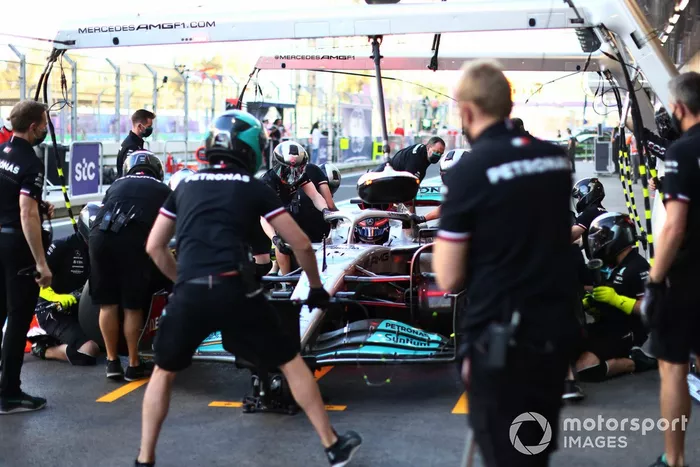 Lewis Hamilton, Mercedes W13 pit stop