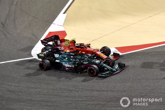 Lance Stroll, Aston Martin AMR21, Carlos Sainz Jr., Ferrari SF21