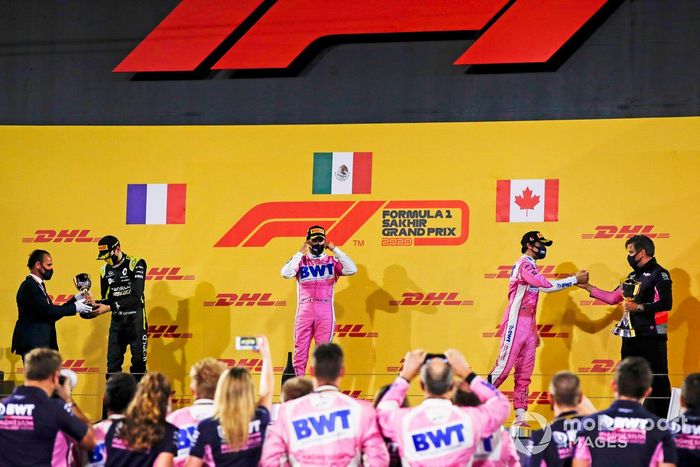 Podio: ganador de la carrera Sergio Pérez, Racing Point, segundo lugar Esteban Ocon, Renault F1, tercer lugar Lance Stroll, Racing Point, y Andy Stevenson, Director Deportivo, Racing Point