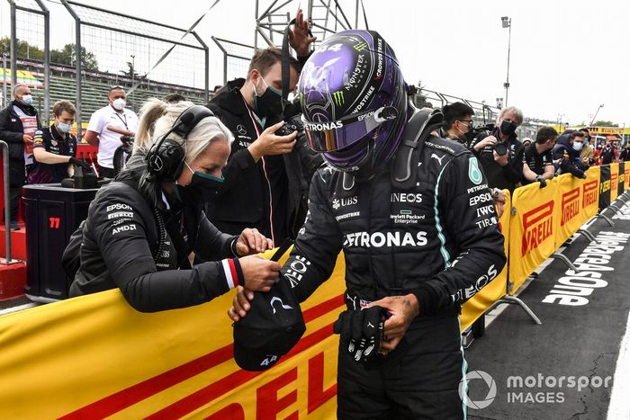 Ganador de la pole, Lewis Hamilton, de Mercedes, celebra con su equipo a su llegada al Parc Ferme