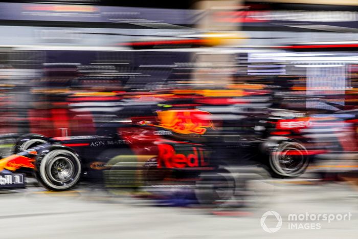 Alex Albon, Red Bull Racing RB16, hace un pitstop