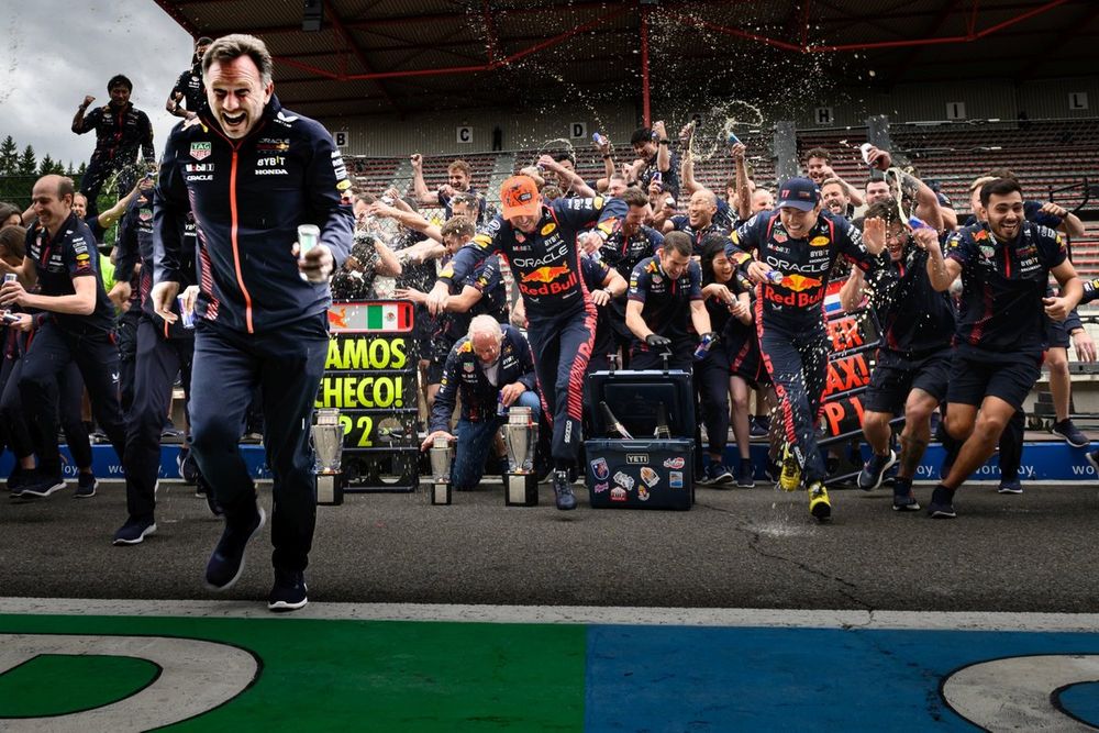 Max Verstappen, Red Bull Racing, Sergio Pérez, Red Bull Racing y miembros del equipo celebran