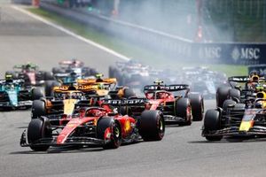 Charles Leclerc, Ferrari SF-23, Sergio Pérez, Red Bull Racing RB19, Carlos Sainz, Ferrari SF-23, Oscar Piastri, McLaren MCL60, el resto de la parrilla en la salida.