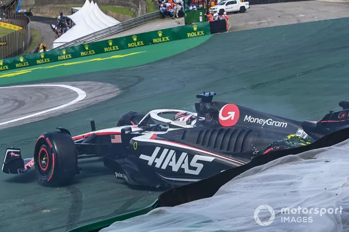 Kevin Magnussen, Haas VF-23, se cae en la salida tras un contacto con Alex Albon, Williams FW45