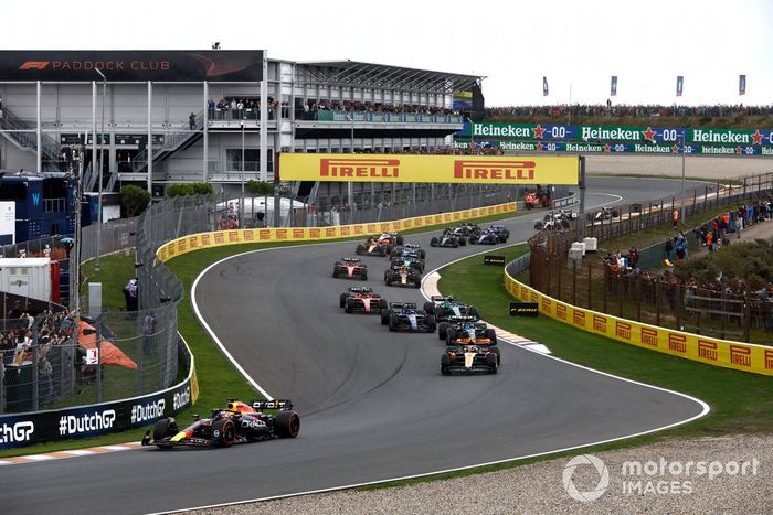 Max Verstappen, Red Bull Racing RB19, Lando Norris, McLaren MCL60, Fernando Alonso, Aston Martin AMR23, Alex Albon, Williams FW45, el resto de la parrilla en la salida.