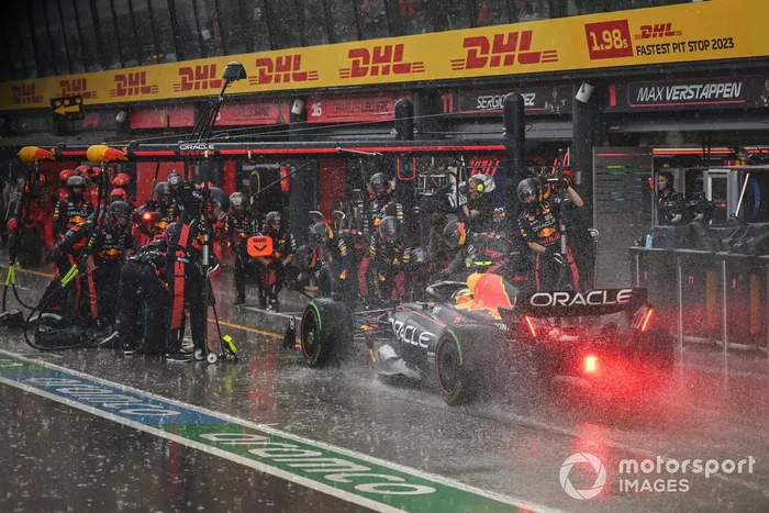Sergio Pérez, Red Bull Racing RB19, hace una parada en boxes