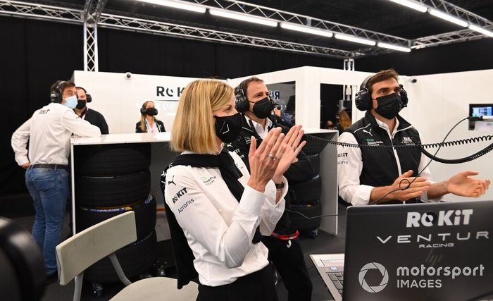 Susie Wolff, jefa de equipo de Venturi Racing, aplaude en el garaje