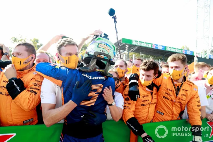 Ganador Daniel Ricciardo, McLaren, celebra en Parc Ferme con el equipo